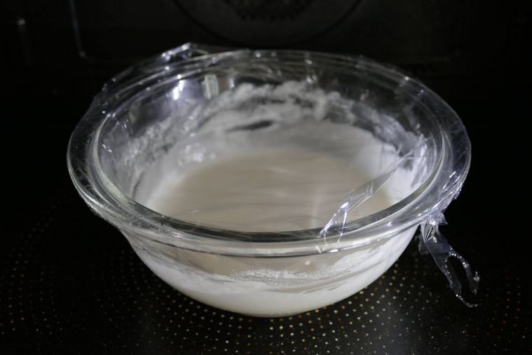 求肥の材料を電子レンジで加熱する様子