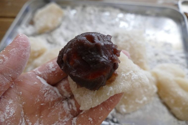 いちごを包んだこしあんを求肥にのせた様子