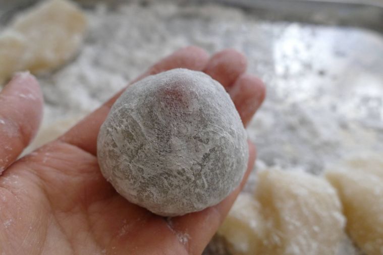 いちご大福の形をととのえた様子