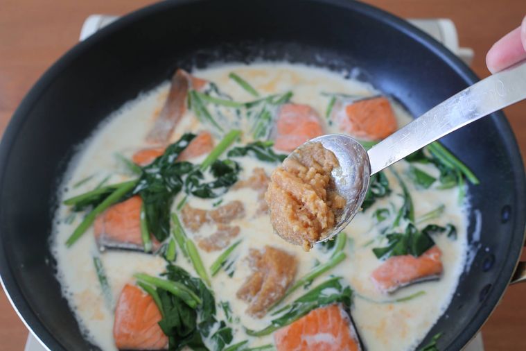 フライパンに味噌を入れている