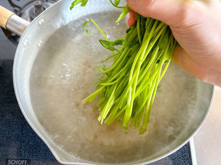 せりの根元をゆでる様子