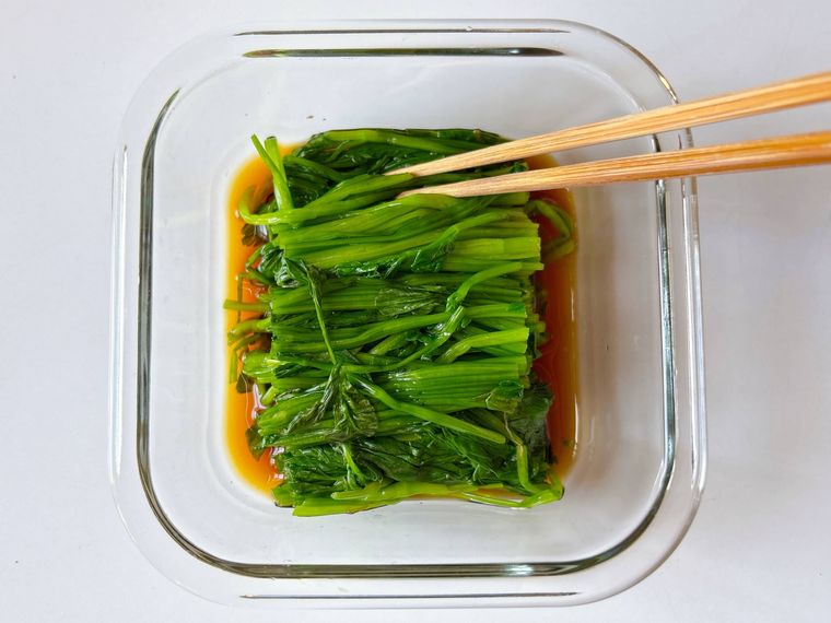 せりを漬け汁に浸す様子