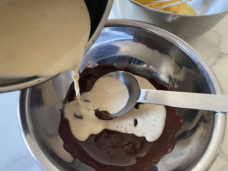 溶かしたチョコレートに豆乳を入れる写真