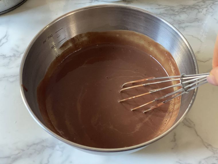 卵と合わせたチョコレート液の写真