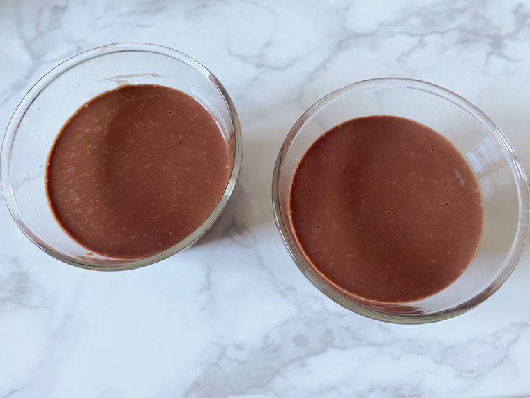 カップにプリン生地を流した写真