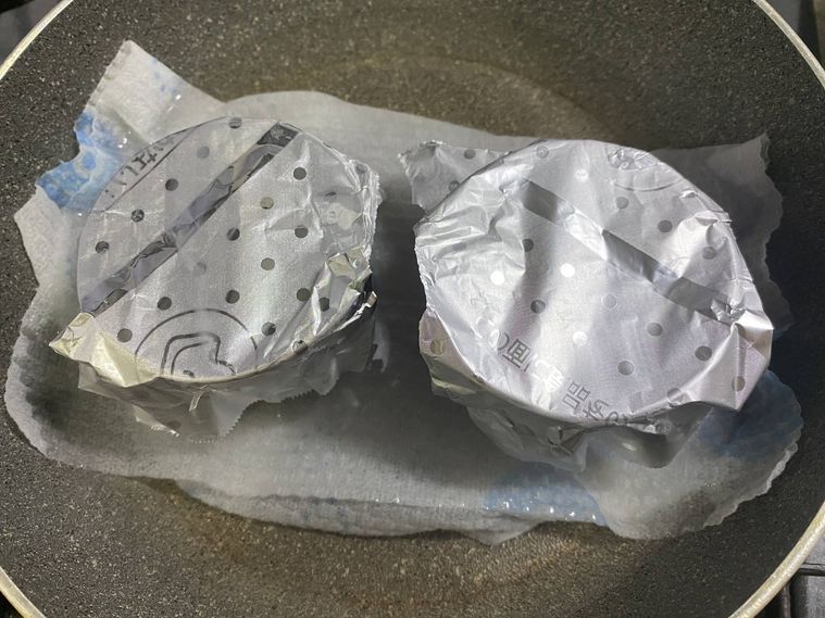 フライパンにカップを入れて蒸し始める写真