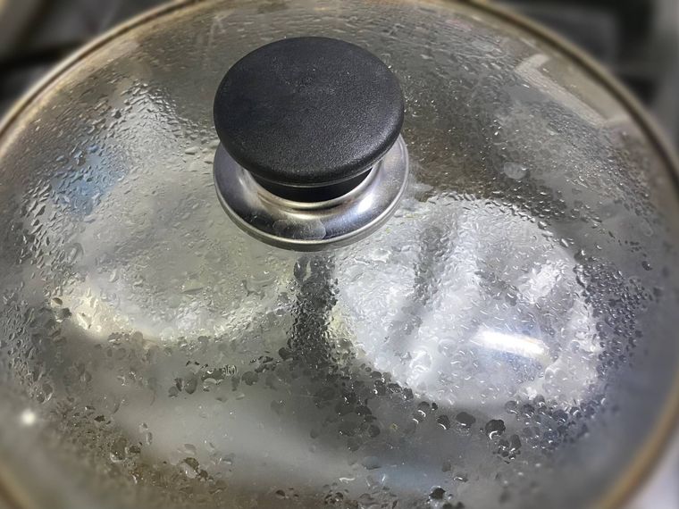 フライパンに蓋をして蒸す写真