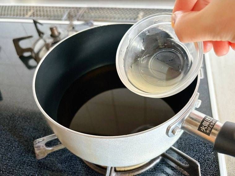 だしが入った鍋にみりんを入れる様子