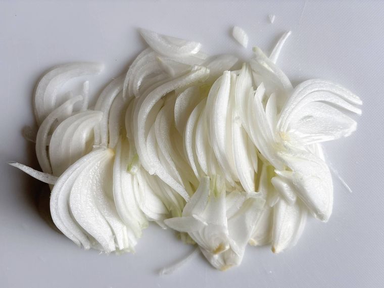 繊維に沿って薄切りにした新玉ねぎ