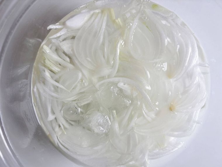 氷水にさらした新玉ねぎのスライス