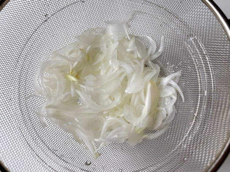 ザルにあげた新玉ねぎのスライス