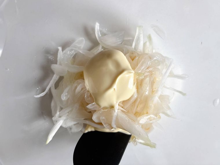 新玉ねぎにマヨネーズとポン酢しょうゆを加えた様子