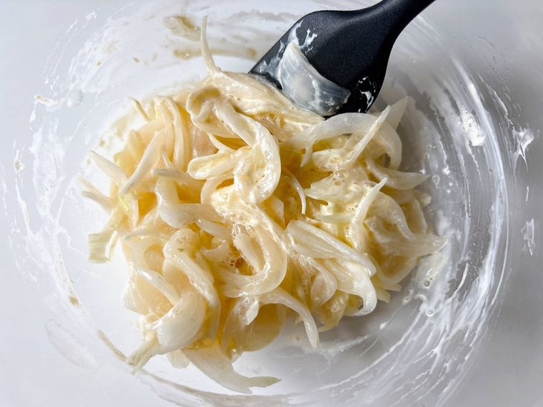 新玉ねぎにマヨネーズとポン酢しょうゆを和えた様子