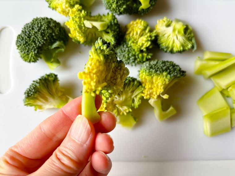 ブロッコリーを手に持った様子
