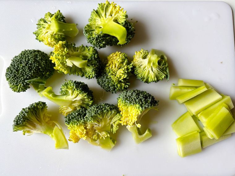 小房に分けたブロッコリーと薄切りの茎