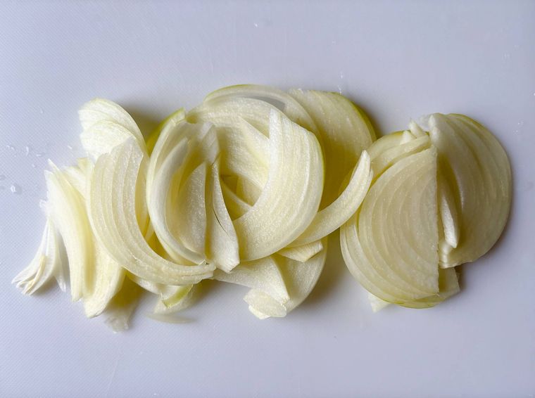 薄切りにした玉ねぎ