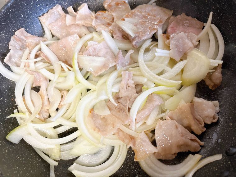 豚バラ肉と玉ねぎを炒める様子
