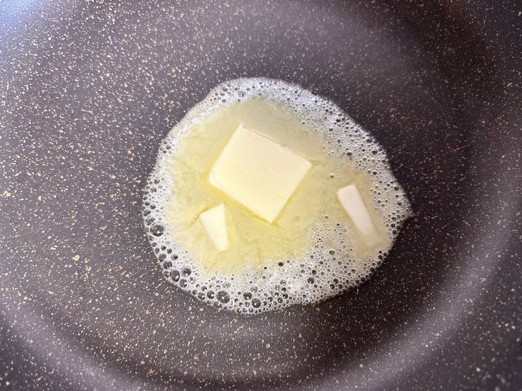 フライパンでバターを溶かす様子