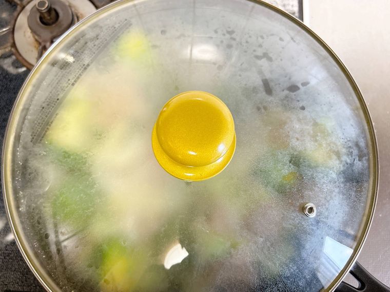 フライパンに蓋をした様子