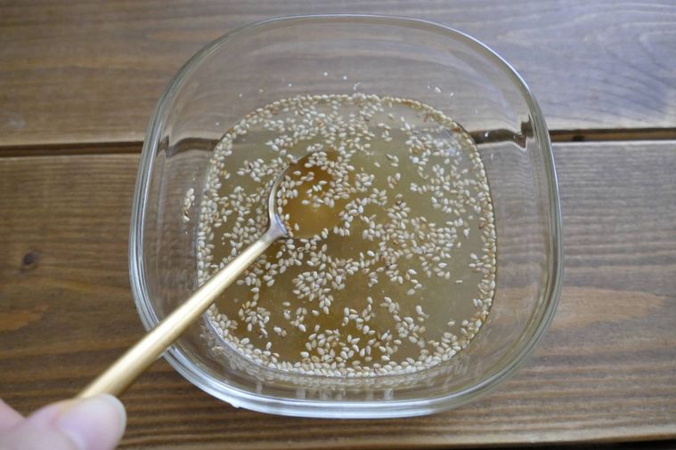 調味料を合わせて混ぜる様子