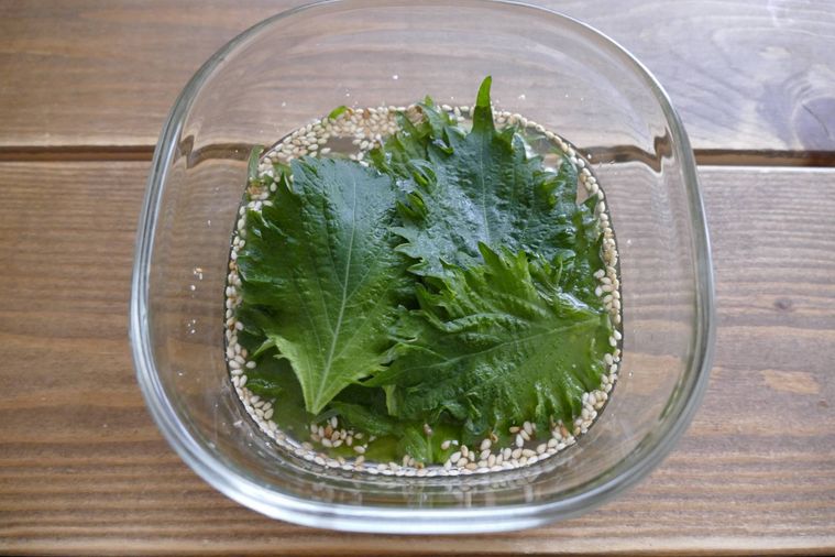 漬けだれに大葉を入れた様子