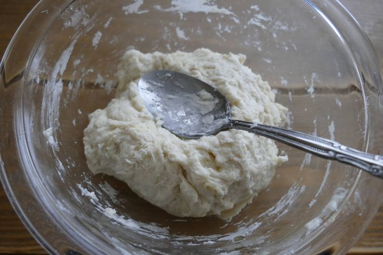 生地の材料をスプーンで混ぜる様子