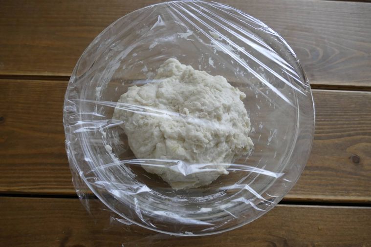 混ぜた生地をボウルに入れて休ませる様子
