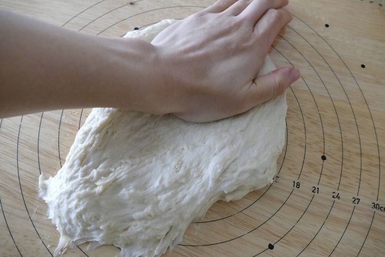 作業台で生地をこねる様子