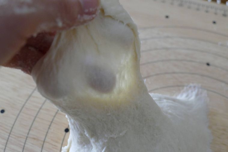 手で生地を引っ張って伸ばす様子