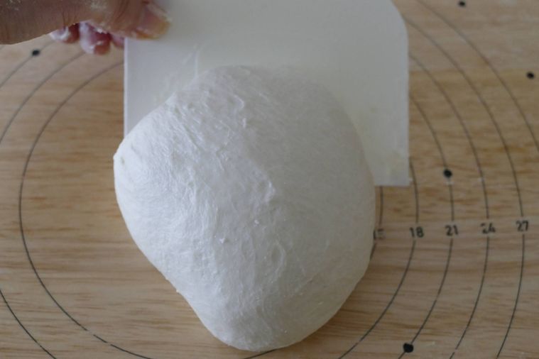 生地の表面が張るように丸める様子