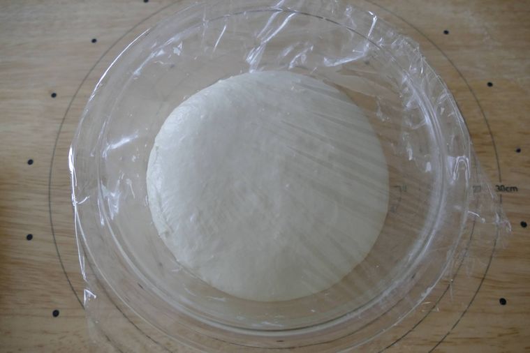 生地をボウルに入れて発酵させる様子