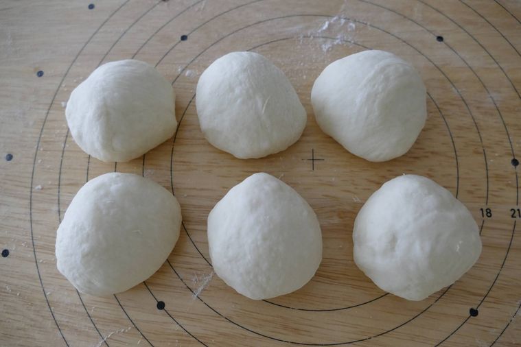 生地を6等分にして丸めた様子