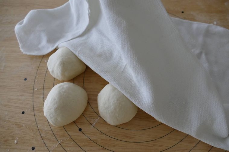 生地に濡れ布巾をかけて休ませる様子