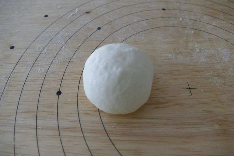 丸めた生地をのせた作業台