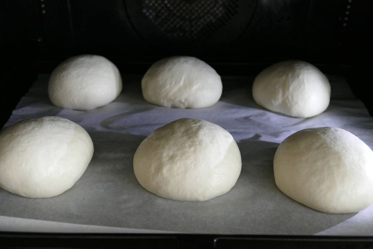 生地をオーブン内で発酵させる様子