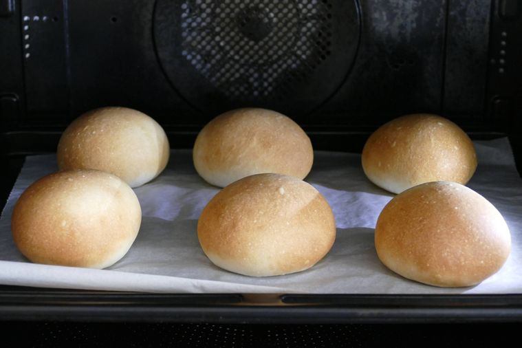 オーブンで丸パンをこんがり焼く様子