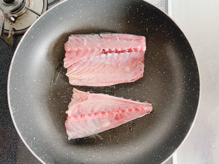 フライパンでさばを焼く様子