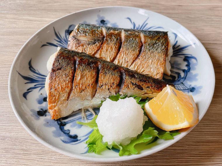 丸い和皿に盛られた塩さば、大根おろし、レモン
