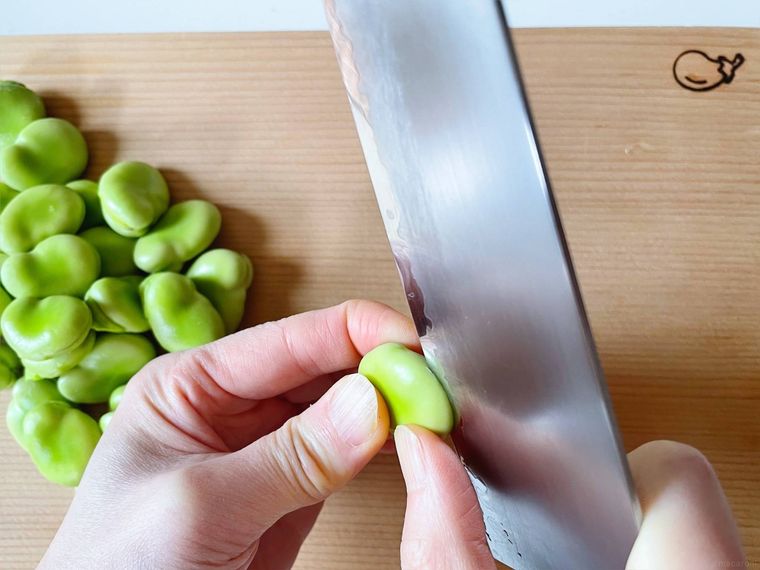そら豆に切り込みを入れる様子