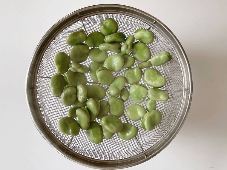 ゆでたそら豆をザルにあげた様子