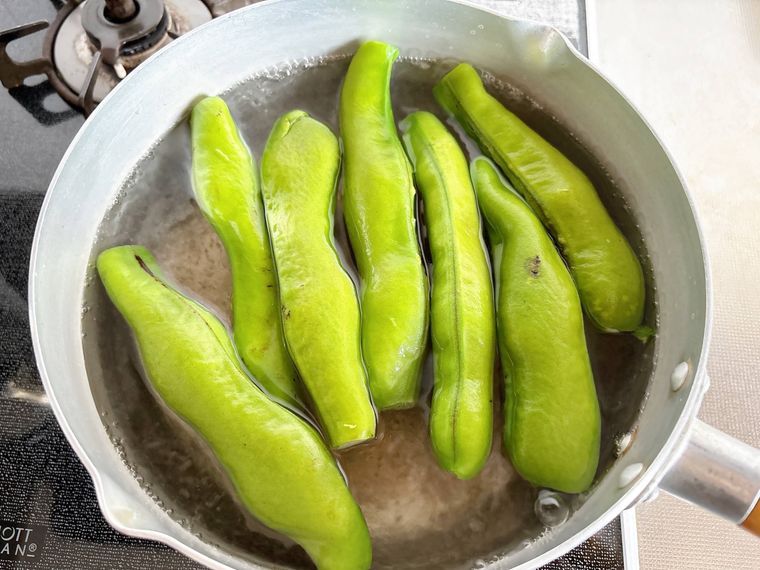 そら豆をゆでる様子