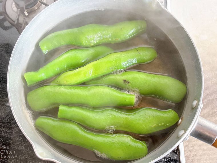 ゆでたそら豆をそのまま鍋に入れたままにしている様子