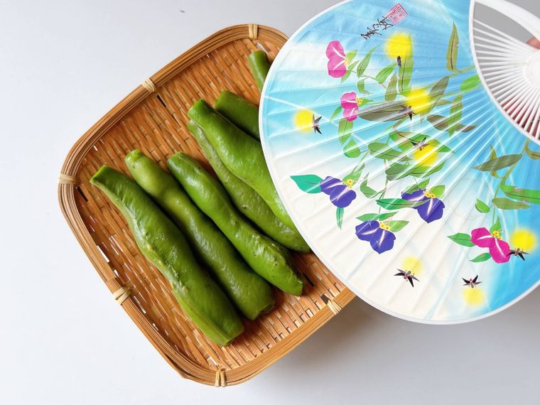 ザルにのせたそら豆を冷ます様子