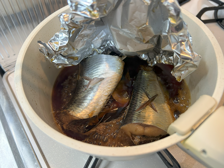 白い鍋で生ニシンを煮込んでいる様子