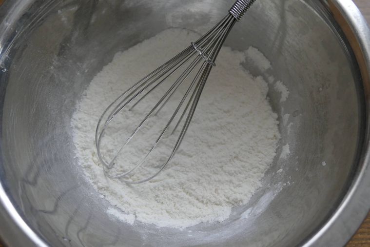 粉類を泡だて器で混ぜる様子