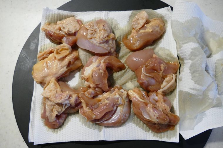 鶏もも肉をキッチンペーパーに並べた様子
