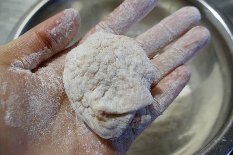 鶏もも肉に衣をまぶした様子