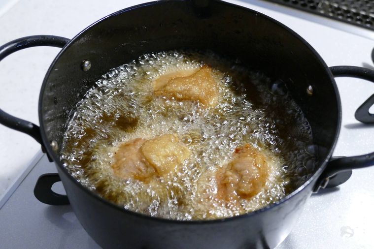 唐揚げを二度揚げする様子