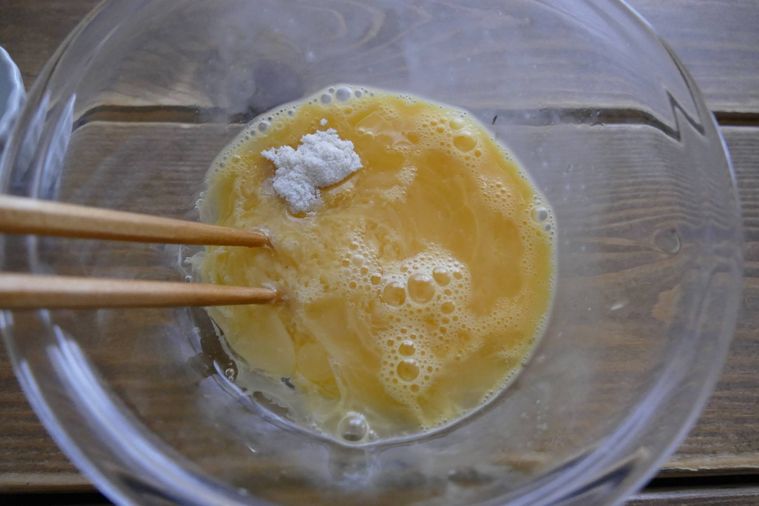 卵液の材料をボウルに入れて箸で混ぜる様子