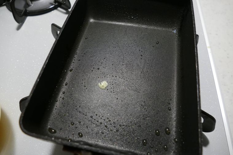 卵焼き器にサラダ油をひいて、卵液を一滴落とした様子